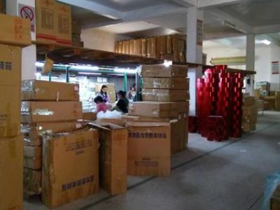 很多商店都是工廠直發(fā),工廠直銷,他們的東西真的比一般零售店便宜嗎